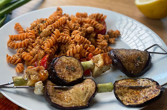 Magdas Linsennudelsalat mit gegrillten Auberginen Halloumi Spießen