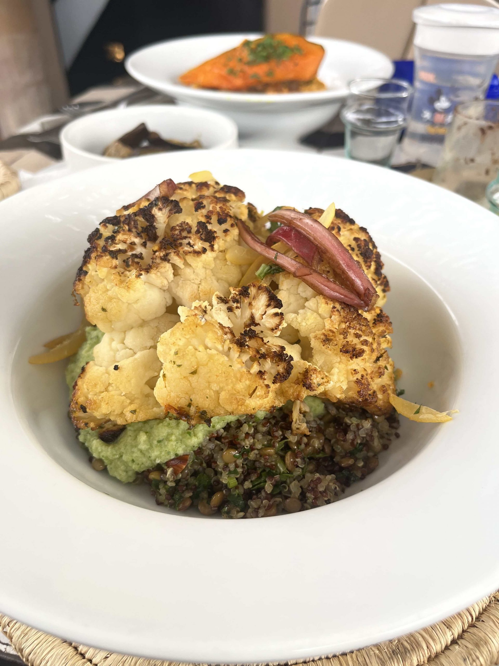 Magdas Food Programme Nomad Avocadocreme und Quinoa Salat getobt mit Blumenkohl aus dem Ofen